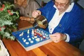 Man häller julgodis i formar, 1991