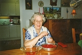 Margareta rensar lingon, 1993