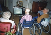 Boende ser på tv från kungens 50-årsdag, 1995