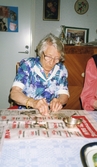 Hildur putsar silverskedar, 1995