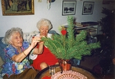 Rut och Greta pyntar tallris, 1995