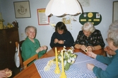 Boende sitter och knåpar, 1994