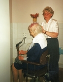 Solveig gör Ester fin i håret, 1994