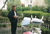 Åke tar fram utemöblerna, 1997