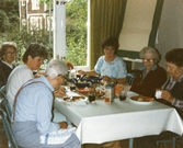 Brukarna intar måltid tillsammans, 1985