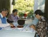 Brukare rensar lingon, 1986