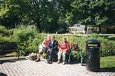 Brukare vilar på parkbänk, 2005
