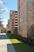 Trottoar och byggnader längs Fabriksgatan, 2016-04-19