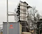 Gatuskylt och inhägnad på Lars Pettravägen, 2016-04-05