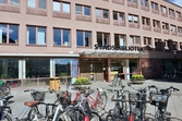 Entré till Örebro stadsbibliotek på Olof Palmes torg, 2016-05-04