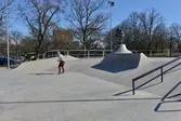 Hjälmföresedd skatare, Örebro skatepark, Fabriksgatan 41, 2016-04-09