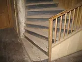 Nedre delen av trappa till övervåning på Bondsätters gård, 2006-08-17
