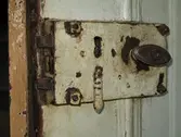 Dörrlås på en dörr på Bondsätters gård, 2006-08-17