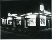 Västerås, Oxbacken.
Skyltfönster till Konsumbutik, Stora gatan 84. 1940-talet.