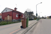 Avfallskärl längs Örnsrogatan 21-27, 2016-04-13