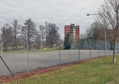 Tennisbana och höghus i Örnsro, 2016-04-13
