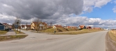 Bostadshus och skyddsvall längs Ormestagatan, Östra Almby, 2016-04-11