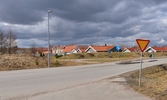 Bostadshus och skyddsvall längs Ormestagatan, Östra Almby, 2016-04-11