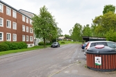 Parkering och sopcontainer vid Lars Vivallius väg119, 2016-05-19