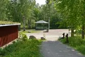Öppen byggnad  med sittbänkar vid Naturens Hus, 2016-05-24