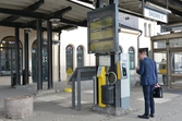 Biljettautomat och informationstavla vid Örebro Centralstation, Östra Bangatan 1, 2016-05-25