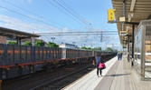 Godsvagnar och perrong vid Örebro Centralstation, Östra Bangatan 1, 2016-05-25