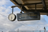 Klocka och tidsinformation vid Örebro Centralstation, Östra Bangatan 1, 2016-05-25