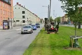 Gräsklippning vid Hertig Karls allé 15, 2016-06-01