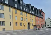 Busshållplats och hyreshus vid Hertig Karls allé 11-15, 2016-06-01