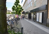 Trottoar och cykelparkering längs Stortorgets 8-10, 2016-06-22