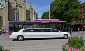 Limousine framför Nikaolaikyrkan. Drottninggatan 1, 2016-06-22