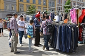 Klädförsäljning på Stortorgets övre del, 2016-06-22