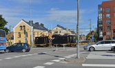 Lok passerar nedfällda bommar, Storgatan 27-27, 2016-09-02