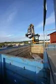 Lastmaskin och avfallscontainer, Återbruksvägen 1, 2016-09-22