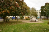 Skulptur och lekplats på gården Örnsköldsgatan 1-45. 2016-10-07