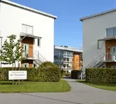 Entré till bostadsrättsföreningshus på Landbotorpsallén 13. 2016-10-07