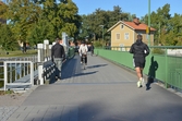 Gång- och cykeltrafik på Slussbron. 2016-10-06