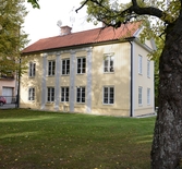 Äldre boningshus vid Örebro Stadsträdgård. 2016-10-03