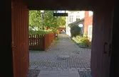 Entré till Spelgården. Margit Palmérs gränd, Wadköping. 2016-10-03