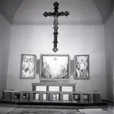 Konstnären Hans Fagerström arbetar med färdigställandet av sin triptyk.