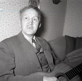 William Kjellberg i Gärdslösa spelar gitarr.