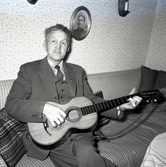 William Kjellberg i Gärdslösa spelar gitarr.