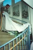 ÖBO-chefen avtäcker konstverk i trapphuset på Skäpplandsgården, 1993