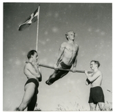 Västerås.
Ung man gör gymnastik med hjälp av stång. 1946.