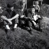 Sonja Karlson, Gaxa backe, med två yngre män.