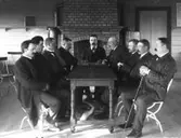 Sällskapet Småfåglarnas Vänner. Nio herrar samlade på trädgårdssoffor runt ett bord framför en öppen spis. På initiativ av Herman Rodhe (rektor för Varbergs elementarskola, ledamot i stadsfullmäktige) bildades föreningen Småfoglarnes Vänner år 1872. Rodhe arbetade för ett grönare Varberg och tillsammans med sina elever började han plantera träd på det då kala Påskberget. Där bland träden uppfördes sedan Tivedstugan med dansbana och samlingslokal. På 1880-talet slogs föreningen ihop med Varbergs Planteringssällskap, som tidigare ordnat med både Societetsparken och Engelska parken. Namnet blev då Sällskapet Småfåglarnas Vänner och de skötte om stadens parker, med anställd personal, fram till att en parkförvaltning bildades 1931.