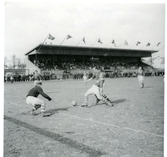 Västerås.
Fotbollsmatch mellan IFK och okänt lag på Arosvallen, 1947.