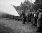 Brandman visar brandsläckningsarbete, Uppsala 1935