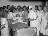 Sjukvårdspersonal med patient, Akademiska sjukhuset, Uppsala 1944