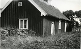 Småstugan Härnas med halmtak, bebodd på 1800-talet av målaren Härna-Sven och på 1900-talet  av stickerskan Härna-Pella.